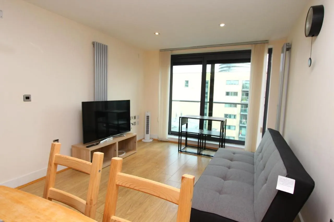 Lovely 2 Bedroom Apartment With Amazing Views In E14 Londra 0*,  Birleşik Krallık
